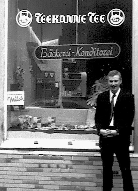 Die erste Bäckerei in Lübeck, im Langen Lohberg 49. Davor, der Sohn Burkhard Leu, einer der jetzigen Geschäftsführer